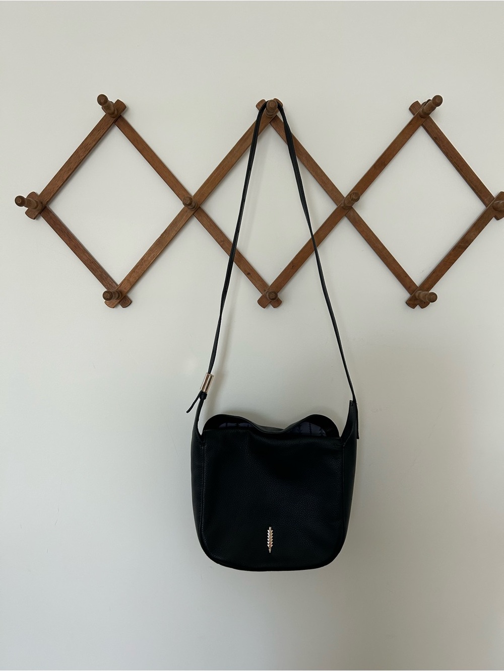 Sleek Black Leather Shoulder Bag with Adjustable Strap